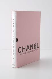 Coffee table book — ˈcoffee table ˌbook bre ame noun countable a large expensive book that has a lot of pictures in it and … Image De Chanel Pink And Book Chanel Book Fashion Books Books