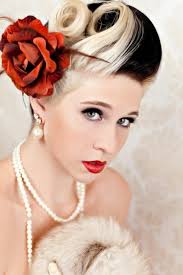 Frisuren Rockabilly Hochzeit Idee Cruella De Vil Stil Rose Perlen Kette Rockabilly Frisur Hochzeitsfrisuren Haarband Frisur