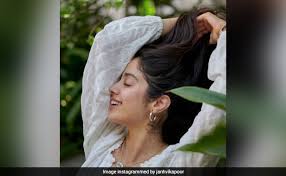 Her smile is life @janhvikapoor. Ccnolzt8idsiqm