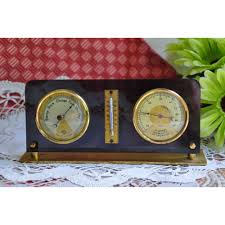 Station Meteo Vintage Annees 60 A Poser Sur Table Avec Barometre Thermometre En Farenheit Et Hygrometre En Laiton Et Plexiglas Fish In 2020 Vintage Mantel Clock Clock