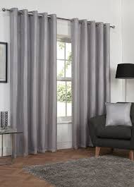 Ruang tamu bernuansa putih ini mampu menghadirkan kesan sederhana namun elegan dari hiasan dindingnya. Blog Reddiamondhouse
