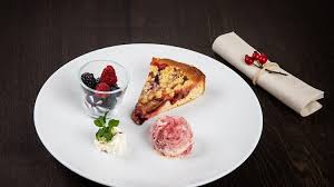 Zwetschgen Streuselkuchen Mit Zwetschgenparfait Und Marinierten Saisonbeeren Bild Srf Ueli Christoff In 2020 Zwetschgen Streuselkuchen Streusel Kuchen Streuselkuchen