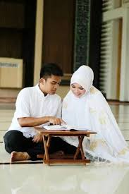 Anda dapat memilih bangunan masjid di bagian dalam masjid, anda dapat berpose seolah sedang ibadah berjamaah, sedangkan di bagian luar masjid, anda dapat menunjukkan kegiatan. P Fzdopk001gwm