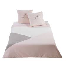 Cette parure de lit au style épuré s'habille de quelques losanges simplement dessinés au trait, pour créer un décor raffiné. Parure De Lit En Coton Gris Et Rose 140x200 Maisons Du Monde Parure De Lit Douillette De Lit Literie Grise