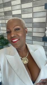 Baltimore's Mo'Nique is an American comedian and actress who made her  debuting performance as a member of "The Queens of Comedy" 🎭