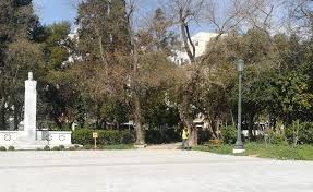 Όποιος έχει γυρίσει με το δάχτυλο το καντράν του τηλεφώνου σχηματίζοντας αριθμούς, όποιος έχει πατήσει γράμματα και μας, όποιος έχει κάνει «like» στις ψηφιακές μας γειτονιές σε τραγούδια και μουσικές από τα μέρη της μικράς ασίας, των νησιών, του πειραιά, της αθήνας, της θεσσαλονίκης. To Pedion Toy Arews Sta Kalytera Toy
