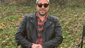 Engin altan düzyatan, lise yıllarında tanıştığı tiyatroyu üniversite yıllarında da yapmak ve bu işi meslek haline dönüştürmek adına 9 eylül üniversitesi devlet konservatuvarı tiyatro bölümü'ne giriş yaptı ve. Engin Altan Duzyatan In Yeni Imajina Yorum Sakallar Uzuyor Kurulus A Gireceksin Biliyoruz Magazin Haberleri