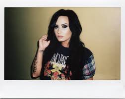 This stunning lady's hair is a deep, shiny black that creates the most striking sheen, and her hair is incredibly short, with choppy layers throughout the top for bounce and body. We Love Demi On Twitter Demi Lovato Via Tumblr Demilovato Ddlovato Demi Lovato
