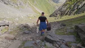 Jul 01, 2021 · acum două zile, moldoveanul a urcat pe vârful moldoveanu, la o altitudine de 2.544 de metri, iar azi coboară pe transfăgărășan, cel mai spectaculos traseu din românia. Video Un Turist A Fost Filmat Cand Urca Pe Varful Moldoveanu In Timp Ce Asculta Manele Si Cara Un Troler Dupa El