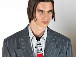 Quelles sont les coupes de cheveux tendance pour les hommes cette année ? Les Tendances Coiffures Homme Les Coupes Cheveux Des 90 S Reviennent En Force Vogue Paris