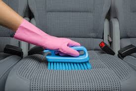 Lingettes spécial cuir ou plastique, produits nettoyants pour vitres, etc. Nettoyer Siege Voiture Comment Nettoyer Vos Sieges De Voiture
