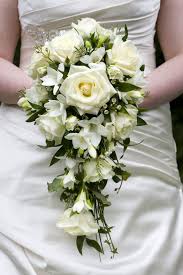 Se utilizan flores de color blanco como rosas blancas, el azahar, jazmines, hortensias, tulipanes blancos, camelias Pin En Boda