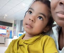 Tiểu thư châu Phi sinh con với chồng da trắng, con gái lai đẹp hoàn hảo rất  nổi tiếng trên MXH