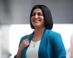 La inmigración ilegal está destrozando el Reino Unido, afirma Mahmood.