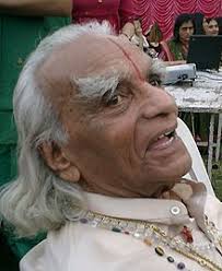 Jagat age was in her early 40s, having an aggressively leonine appearance with long, blonde, and wavy hair when she's not wearing a head wrap. B K S Iyengar Wikipedia