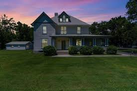 Sandra foster turned a catskills hunting cabin into the romantic victorian cottage she had always wanted, using vintage columns, flooring and wavy glass windows, and doing the carpentry herself. Historic Homes For Sale Rent Or Auction Oldhouses Com