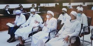 Menyatakan habib rizieq shihab bersalah melakukan tindak pidana turut serta dengan niatan memberikan pemberitaan bohong dengan menjatuhkan hukuman penjara empat tahun. Rizieq Syihab Dituntut 10 Bulan Penjara Atas Kasus Kerumunan Di Megamendung Merdeka Com
