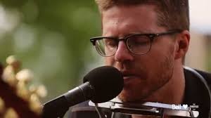 Vincent Vallières chante « L'amour c'est pas pour les peureux » sur la  Place Roy