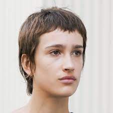 La Frange Courte Est Sur Tous Les Fronts Frange Courte Coupe De Cheveux Courte Frange