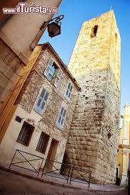 Scopri i nostri prodotti e sistemi tecnici! Torre Medievale Nel Centro Di Antibes Francia Foto Antibes