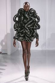 Avant Garde Fashion Models That Ll Give You Nightmares Futuristic Fashion Extreme Fashion Couture Fashion