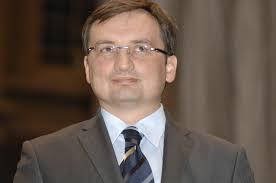 Zakłada ona, że serwisy społecznościowe nie będą mogły usuwać treści. Zbigniew Ziobro Wikicytaty