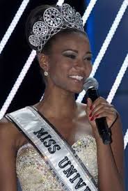 الانجولية ليلى لوبيز هي ملكة جمال الكون لعام 2011..