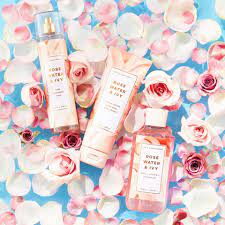 Jaga tubuh anda tetap wangi dengan berbagai pilihan parfum wanita terbaik saat ini. Mewah Dan Segar 6 Parfum Dengan Wangi Bunga Mawar Yang Menarik Dicoba