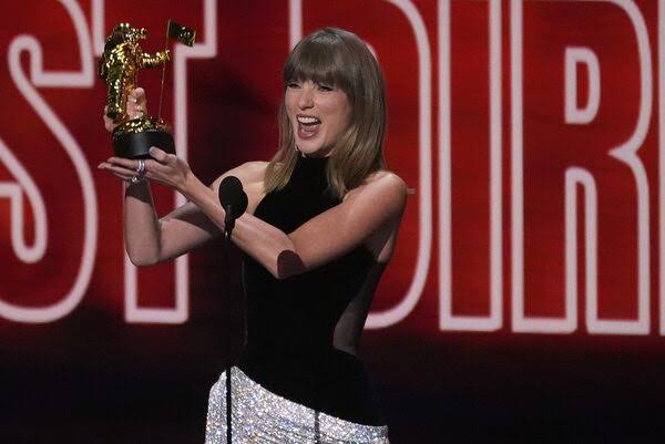 Taylor Swift dedicates top MTV VMA to Dolly Parton, becomes most-awarded  artist in show's history - The Globe and Mail