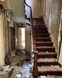 Take for example youtuber adamthewoo, who found that there is no running water in the house. An Abandoned Preserved Farmhouse In America With Everything Inside Abandoned Farm Houses Old Abandoned Houses Abandoned Houses