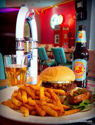Inspiratie nodig voor het avondeten? Restaurant Vintage Le Spring Burger Fromage De Chvre Pommes Au Miel Moutarde Sucre Au Restaurant Le Whoopies Diner Recipes Diner Aesthetic Diner Restaurant