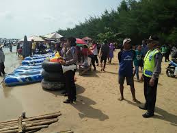 Hal itu dilakukan karena membeludaknya pengunjung pantai karangjahe. Sat Binmas Polres Rembang Sampaikan Himbauan Pengunjung Objek Wisata Pantai Karang Jahe Rembang Tribratanews Polres Rembang