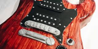My customer ordered this cake for her son who is a big fan of heavy metal and hard rock. Gitarren Kuchen Eine Gibson Zum Anbeissen Coucoubonheur