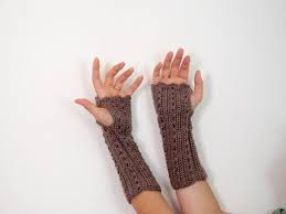 Crochet doily table runner pattern doilies can enhance any décor so make sure you make a doily crocheted table runner with beautiful patterns. Lange Fingerlose Handschuhe Viktorianisch Long Victorian Fingerless Gloves