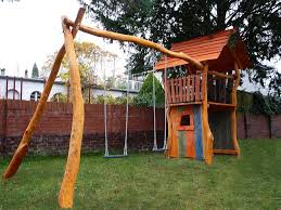 Hauser Und Turme Kindergarten Individuelle Spielplatzgerate Aus Robinienholz Bunt Lasiert Sandkastenspiel Spielplatz Kinder Spielplatz Garten Spielehaus Garten