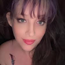 Renee Shearer's Instagram, Twitter & Facebook