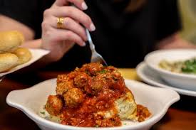 Their menu features a wide selection of steaks entrées, pasta dishes and fresh salads. Olive Garden On Twitter Of Course Have You Heard About Our Lasagna Mia Https T Co D4smgegjp6