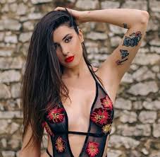 Valentina vignali, concorrente del grande fratello 2019, è finita al centro di una brutta polemica social per aver paragonato un tradimento al tumore. Uomini E Donne Valentina Vignali Racconta Il Suo Dramma Ho Avuto Un Tumore Il Mattino It
