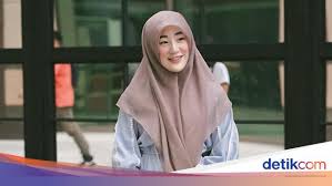 Ibu satu anak itu mengaku sering dipandang sebelah mata oleh orang yang bukan berdarah tionghoa maupun sesama chinese. Fakta Larissa Chou Menantu Kesayangan Mendiang Ustaz Arifin Ilham