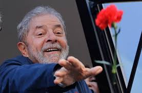Lula joga flores para manifestantes que fazem ato em defesa de instituto