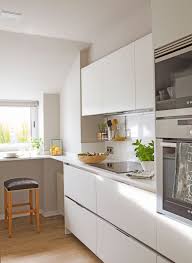 En ocasiones se usan como elemento de transición entre la cocina y el en muchas ocasiones la isla de cocina prolonga la encimera a la misma altura y se convierte en barra, un lugar perfecto para desayunos y comidas. Solo Un Frente De Armarios Cocinas De Casa Remodelacion De Cocinas Diseno Muebles De Cocina