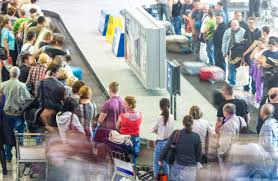 Gran Numero De Personas Que Reciben El Equipaje De La Cinta Transportadora En El Aeropuerto Despues De La Huida Linea De Pasajeros Que Toman Sus Maletas En El Area De Reclamo De