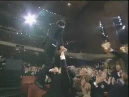 Spezzoni dei migliori film di roberto benigni e dei suoi one man show roberto benigni (bio) nel 1972 decide di tentare la carriera di attore, e all'età di vent'anni parte per roma insieme a tre amici. Favorite Oscar Moment Roberto Benigni Youtube