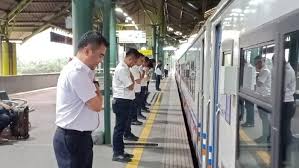 We did not find results for: Tak Cuma Porter Petinggi Kai Juga Menunduk Saat Kereta Berangkat