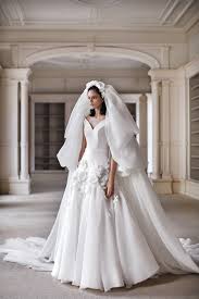Tutte le spose che celebreranno il proprio matrimonio nel 2021 sono già in trepidazione per la scelta forse più importante che dovranno prendere: Viktor Rolf Bridal Printemps Ete 2021 Defile Vogue Paris Stile Sposo Abiti Da Sposa Collezione Per Spose