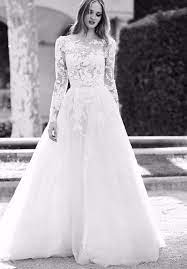 Plain wedding dress with a lace insert in the back of the skirt sheath white lace wedding dress makes you look like a snow queen New Princess Wedding Dresses From St Patrick La Sposa 2018