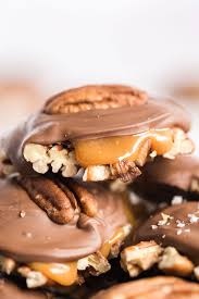 To make easy turtle cookies, start by make the cookie dough and letting it chill in the refrigerator. Wgspad39qeaqfm