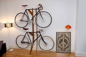 Support A Velo Au Design Interessant Et Creatif Pour Gagner De Place Et Egayer La Maison Idee Deco Bicyclettes Support Velo