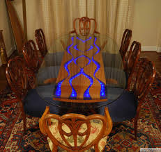Coloured Resin Inlay Has Been Added To This Wood Table Along With Led Lights Under The Table In The Resin Inlay Par Resina Epoxi Resina Epoxica Disenos De Unas
