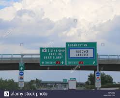 Wegweiser Mit Der Autobahn Der Beschilderung Nach Budapest Oder Bratislava Erreichen Stockfotografie Alamy